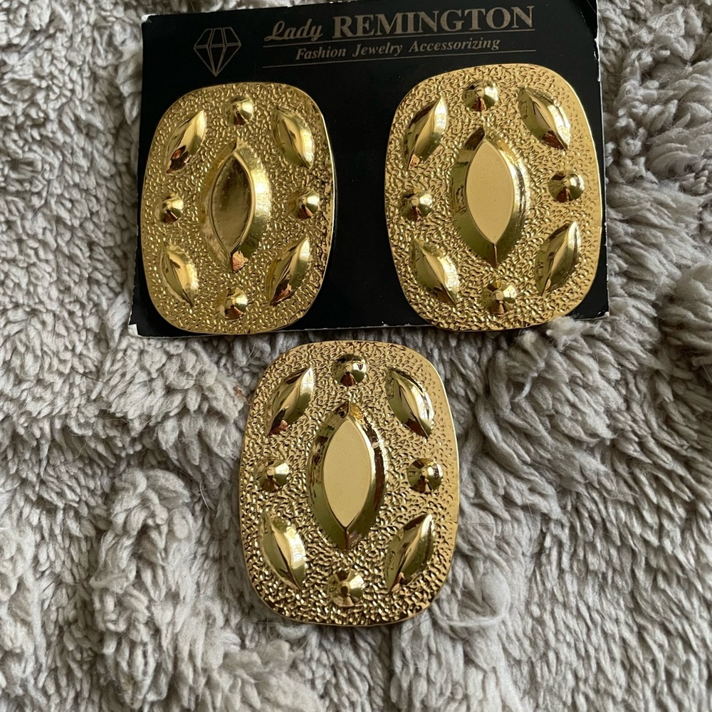 🌸$5/25🌸 - Lady Remington Earrings and Scarf Clip Set